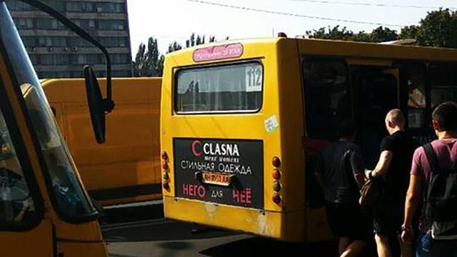 Водитель маршрутки несколько метров тащил пенсионерку по асфальту в Мариуполе Водитель маршрутки несколько метров тащил пенсионерку по асфальту в Мариуполе