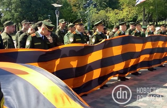 Донецкие оккупанты согнали на митинг "За мир" школьников и курсантов