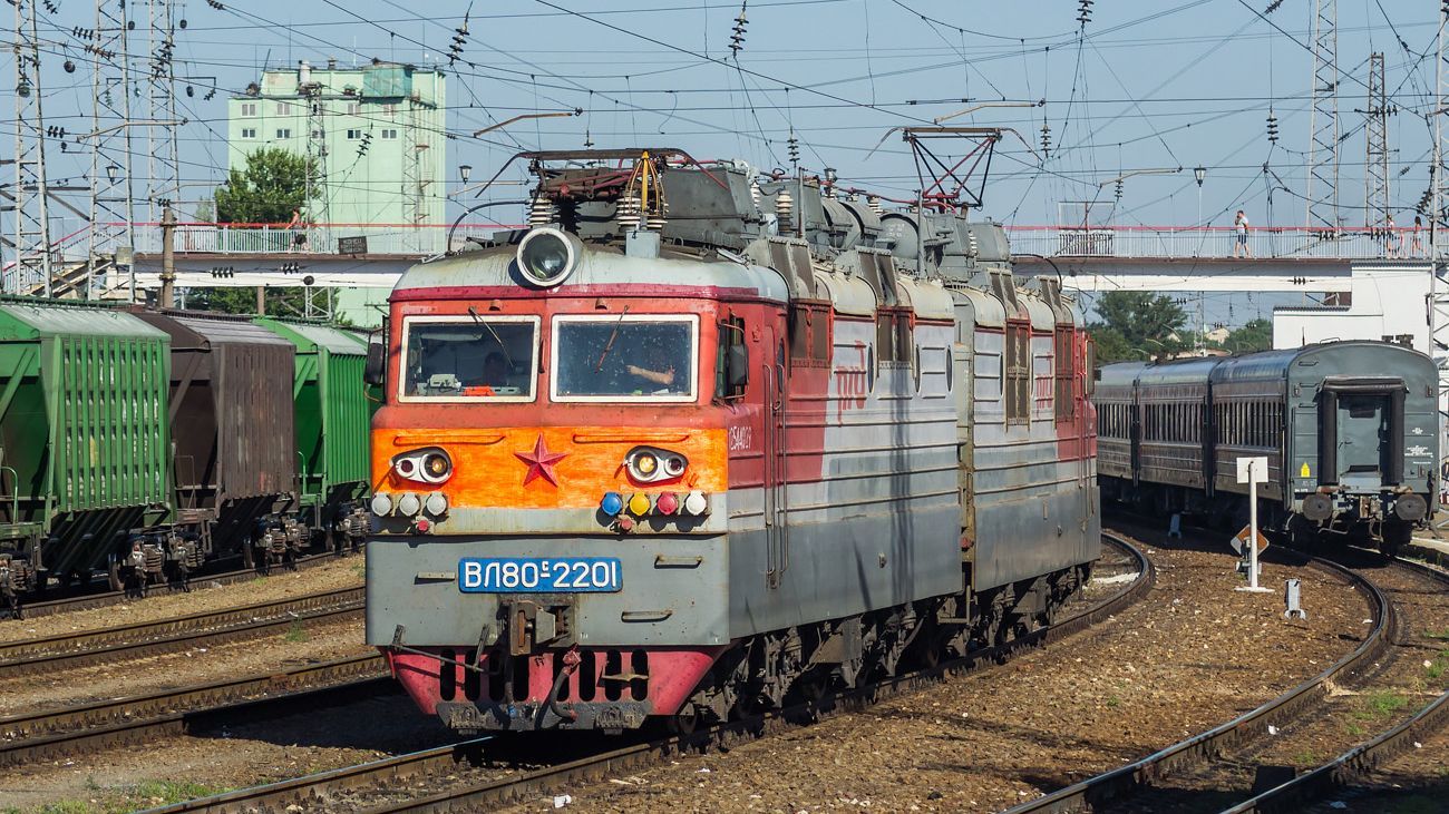В России запустили регулярное движение грузовых поездов в обход Украины
