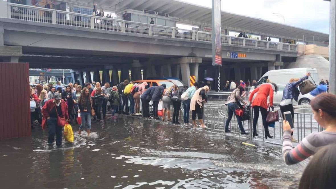 Вулиці Києва затопило від потужної зливи: відео та фото