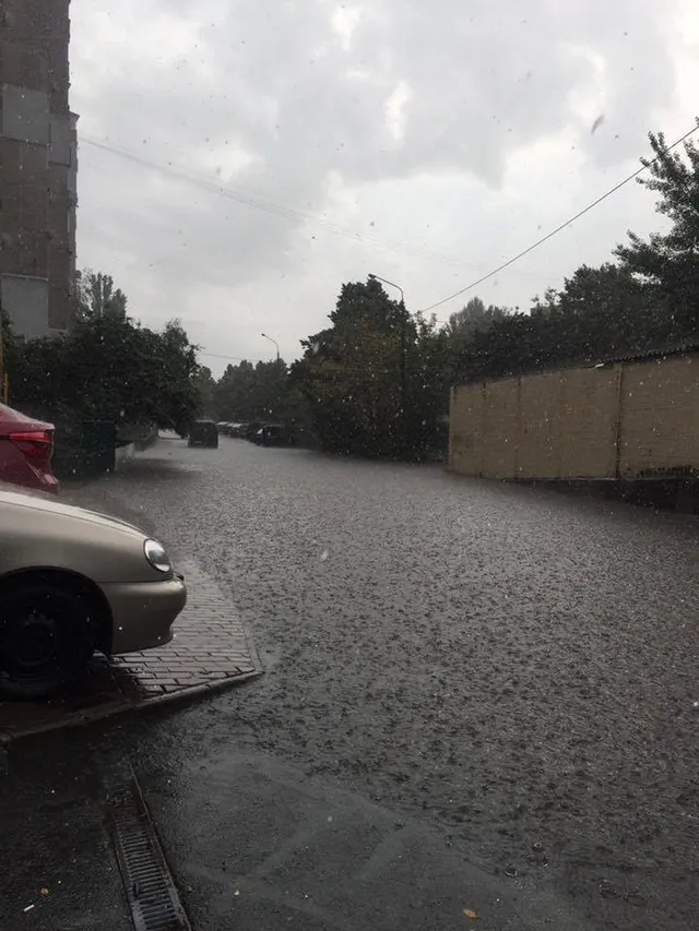 Дощ затопив цілу вулицю на Троєщині, біля станцій метро 