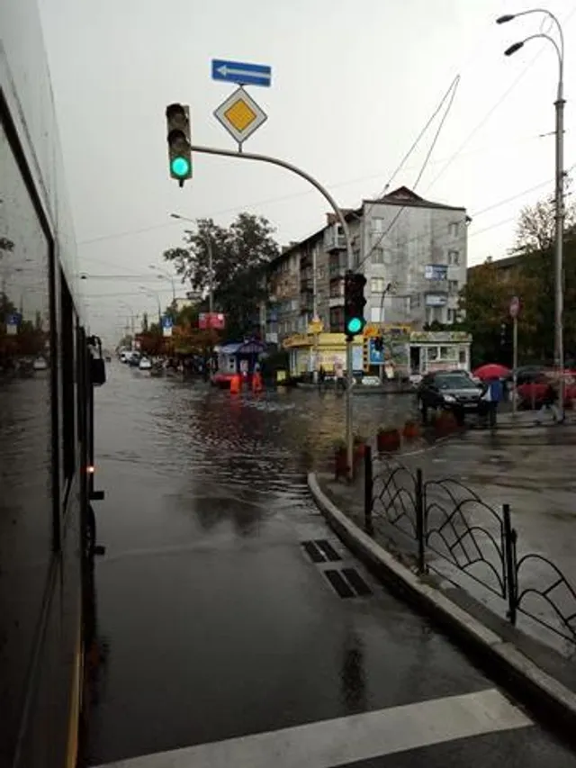 Потужна злива у Києві затопила кілька вулиць