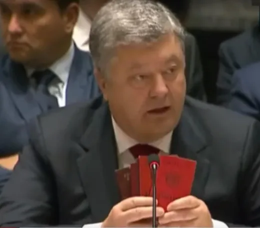 Порошенко показав паспорти російських військових, затриманих на Донбасі Порошенко показав паспорти російських військових, затриманих на Донбасі