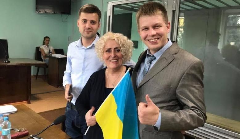 З криком "Слава Україні!" і прапором в руках Неля Штепа вийшла з СІЗО: з’явилось відео