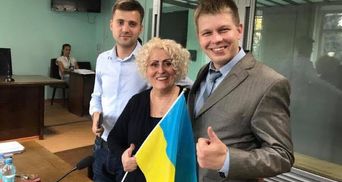 С криком "Слава Украине!" и флагом в руках Неля Штепа вышла из СИЗО: появилось видео