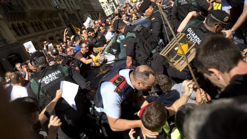 Испанская полиция произвела волну арестов в Каталонии