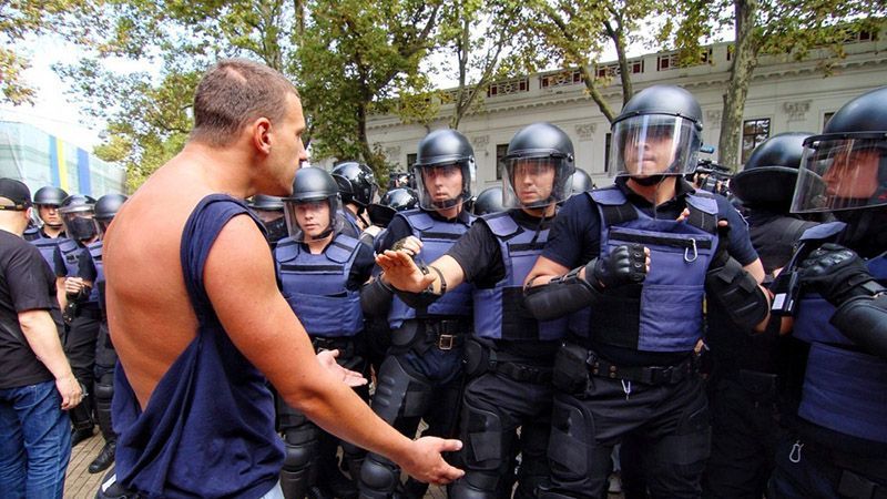 Стычки, драки и слезоточивый газ: как активисты пикетировали городской совет в Одессе