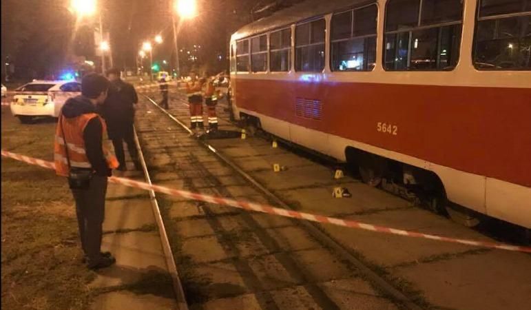Жінку з дитиною збив трамвай у Києві: хлопчик загинув на місці – фото 18+