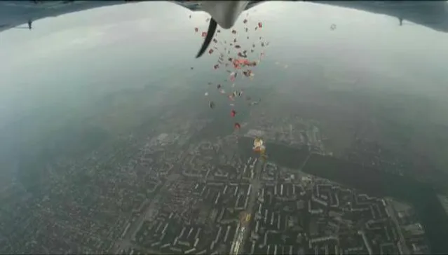 Патріотичні листівки над Луганськом, серпень 2017 року Патріотичні листівки над Луганськом, серпень 2017 року