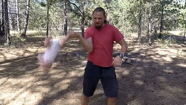Британських журналістів шокувало відео з українцем, який жонглює маленькою донечкою 