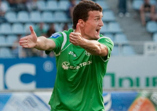 Відомий український футболіст отримав по обличчю від агресивного фаната Відомий український футболіст отримав по обличчю від агресивного фаната