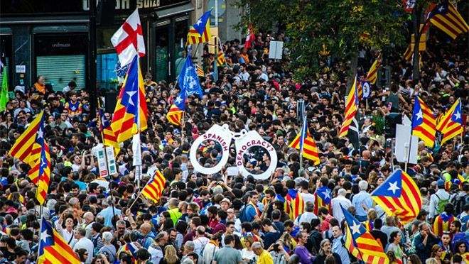 В Барселоне тысячи людей вышли на митинг против арестов сторонников независимости Каталонии