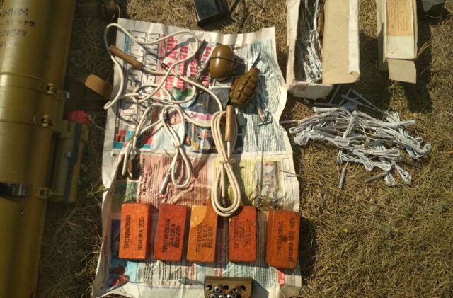 Целый арсенал российского оружия: пограничники показали находку из Донецкой области Целый арсенал российского оружия: пограничники показали находку из Донецкой области