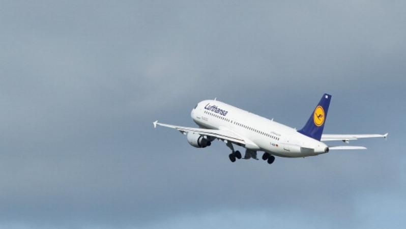 Самолет с пассажирами экстренно сел сразу после взлета: на борту находились 180 человек Самолет с пассажирами экстренно сел сразу после взлета: на борту находились 180 человек