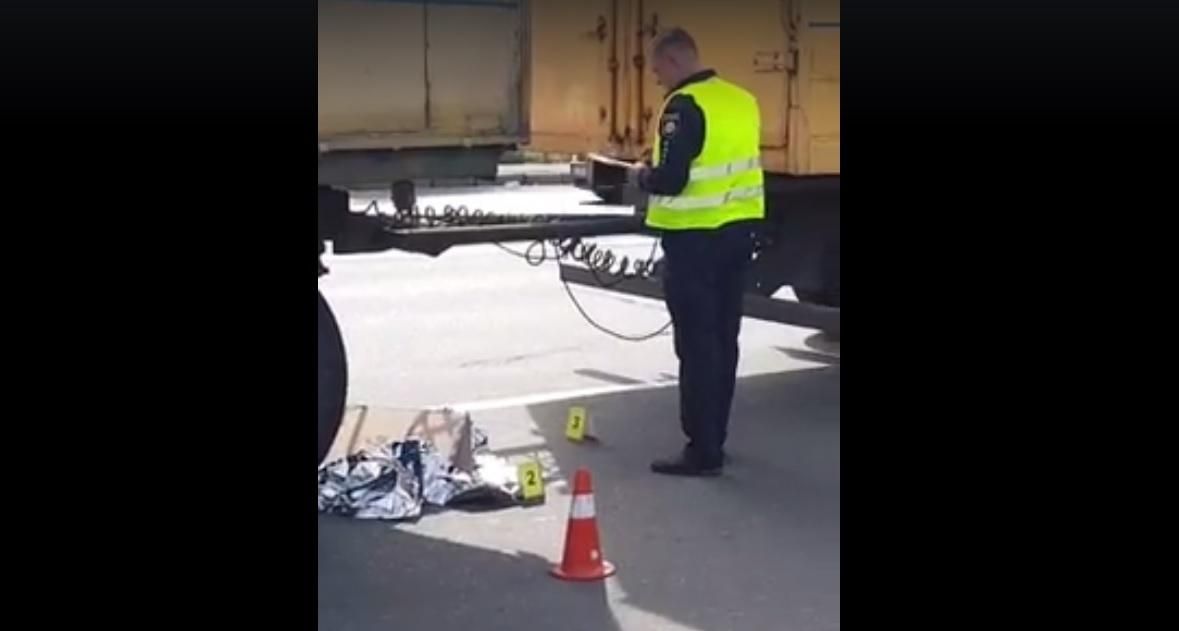 В Киеве грузовик "Укрпочты" раздавил женщину: видео 18+ В Киеве грузовик "Укрпочты" раздавил женщину: видео 18+