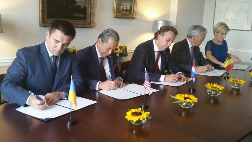 У справі збитого Boenig-777 підписали важливий документ: фотофакт У справі збитого Boenig-777 підписали важливий документ: фотофакт