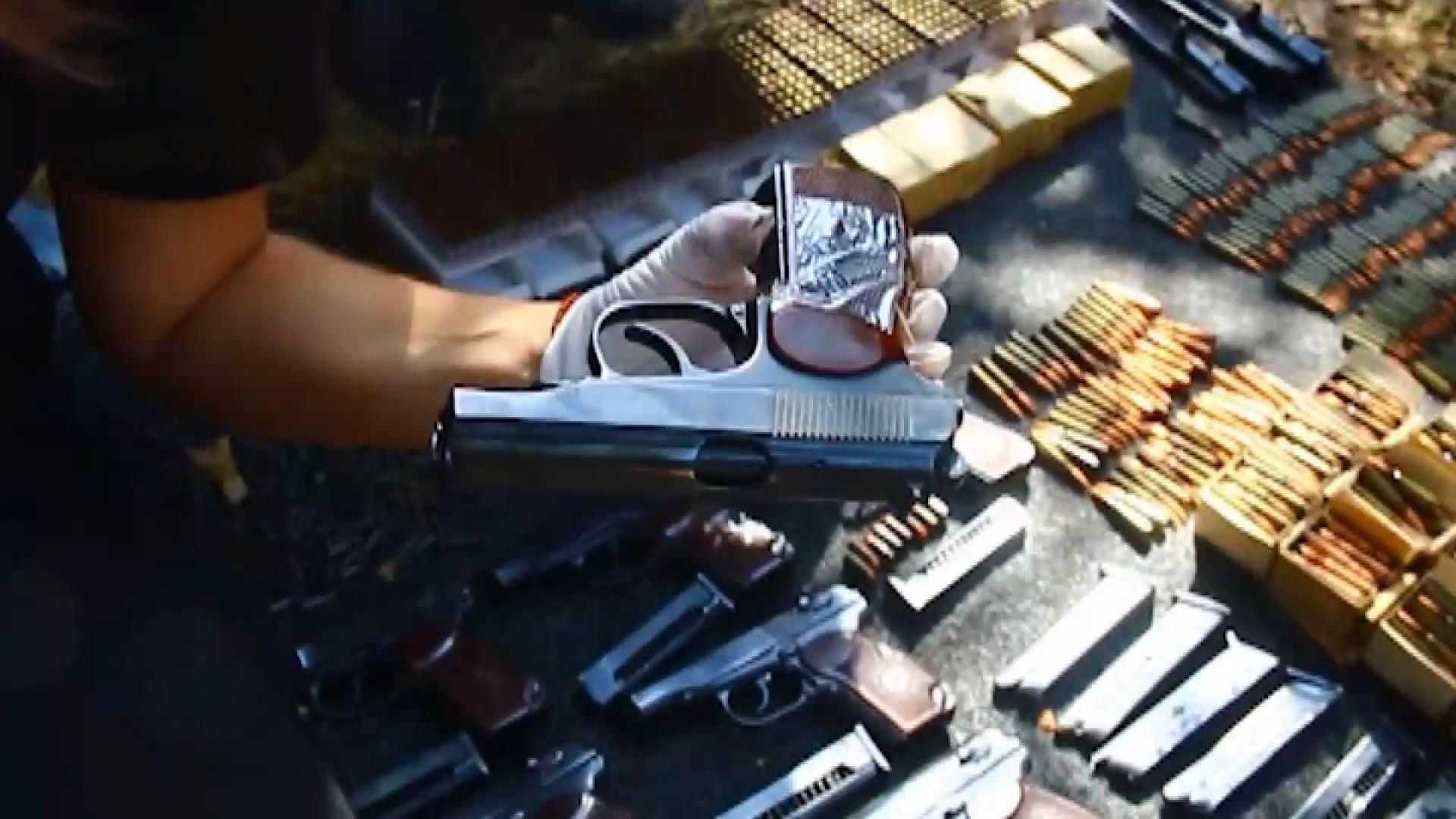 Величезний склад зброї "Російської православної армії" викрили у Маріуполі Величезний склад зброї "Російської православної армії" викрили у Маріуполі