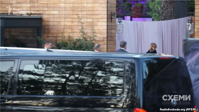 Петро Порошенко разом з дружиною ідуть вітати молодят Петро Порошенко разом з дружиною ідуть вітати молодят