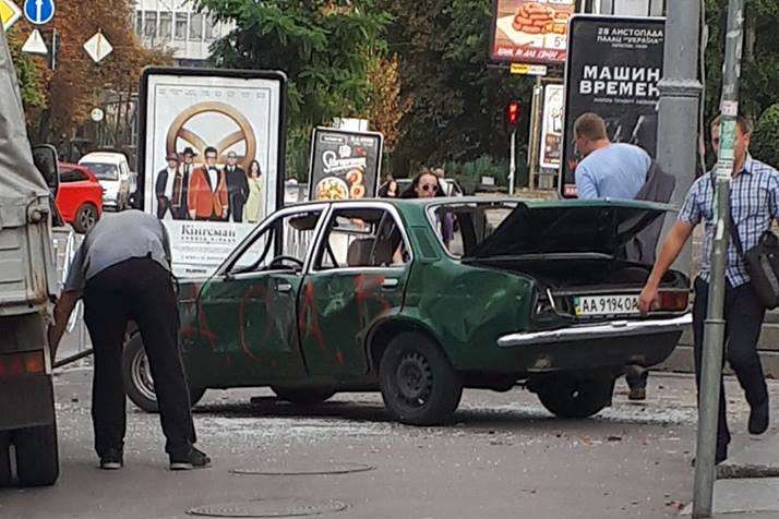 З'явилися цікаві деталі про скандальну акцію з трощею авто у центрі Києва 