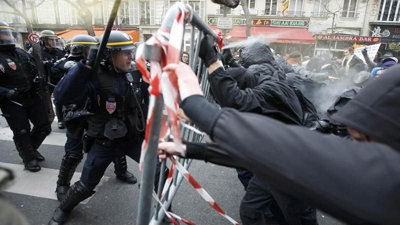 Париж захлестнула волна протестов: французы забросали камнями полицейских