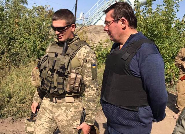 Луценко побывал в АТО и сделал грозное заявление про "имитацию опорного пункта" на Донбассе