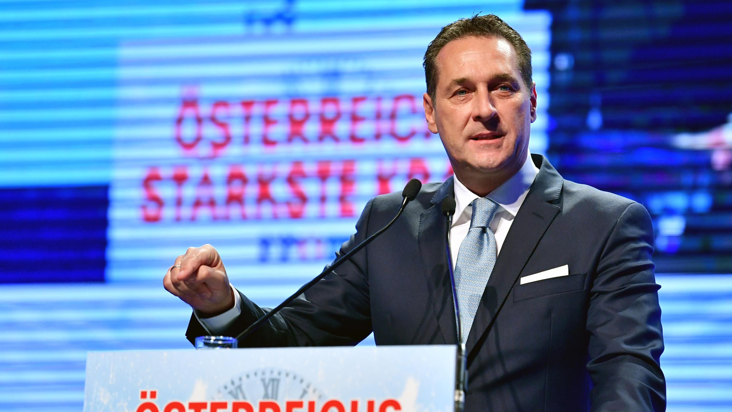 Австрійський політик заявив про необхідність зняти санкції з Росії і визнати Крим російським Австрійський політик заявив про необхідність зняти санкції з Росії і визнати Крим російським