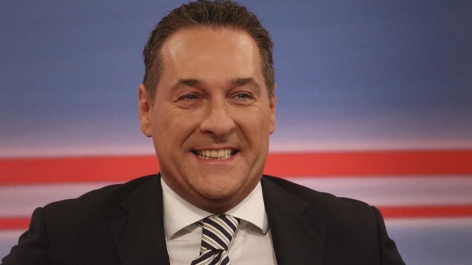 Австрийский политик заявил о необходимости снять санкции с России и признать Крым российским Австрийский политик заявил о необходимости снять санкции с России и признать Крым российским