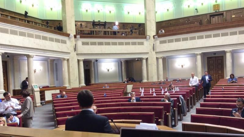 Як депутати розглядали судову реформу у напівпорожньому залі: промовисті фото