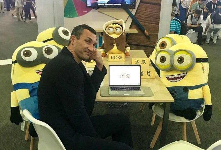 Володимир Кличко розповів про кумедний випадок у літаку Володимир Кличко розповів про кумедний випадок у літаку