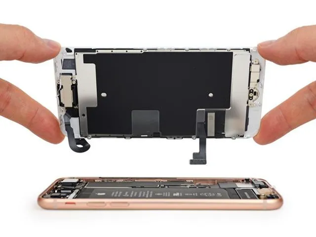 Новий iPhone 8 зсередини 