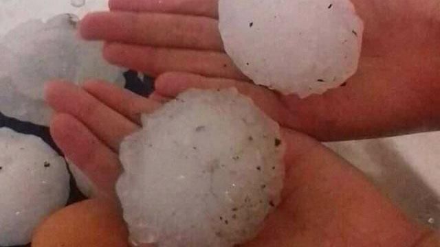 Град, більший за куряче яйце, атакував Вінниччину: вражаючі фото та відео Град, більший за куряче яйце, атакував Вінниччину: вражаючі фото та відео