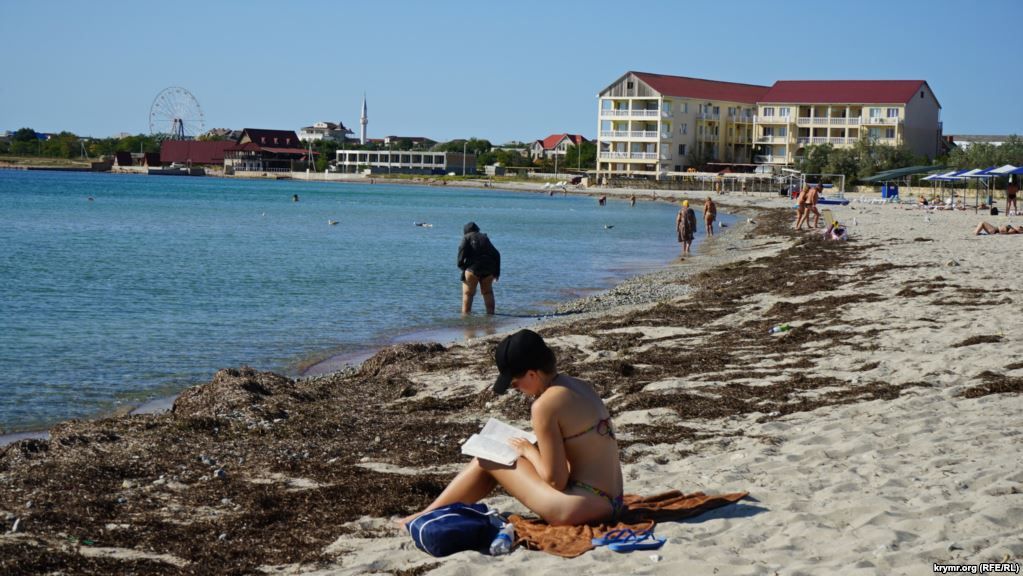 Оксамитовий сезон у Криму добігає кінця, так і не розпочавшись: фото безлюдних берегів Оксамитовий сезон у Криму добігає кінця, так і не розпочавшись: фото безлюдних берегів