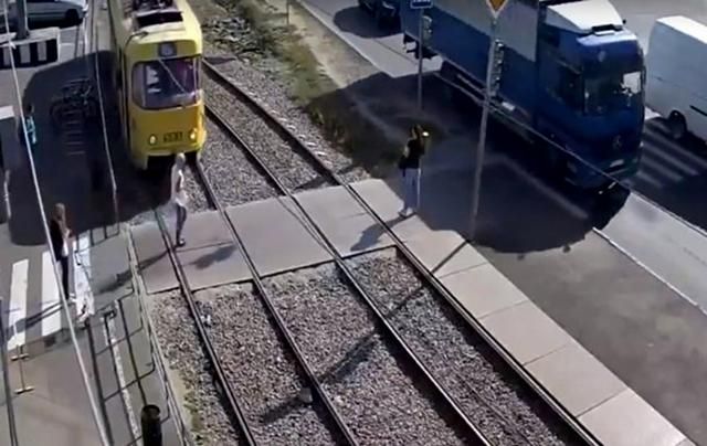 Дівчина через ґаджет потрапила під трамвай у Харкові: відео 18+ Дівчина через ґаджет потрапила під трамвай у Харкові: відео 18+