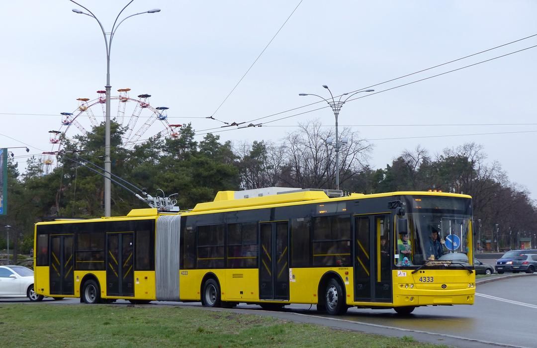 У Києві обстріляли тролейбус: з'явились фото