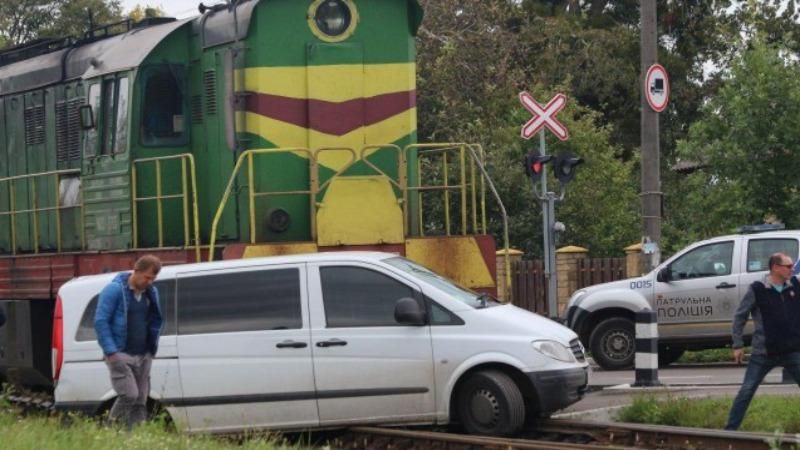 Поїзд не розминувся з мікроавтобусом у Луцьку: з'явились фото і відео Поїзд не розминувся з мікроавтобусом у Луцьку: з'явились фото і відео