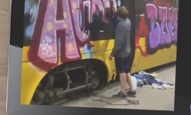 Українця ланцюгом прикували до трамвая у Польщі Українця ланцюгом прикували до трамвая у Польщі