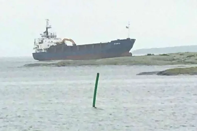 Судно сіло на мілину біля міста Оскарсхамн Судно сіло на мілину біля міста Оскарсхамн