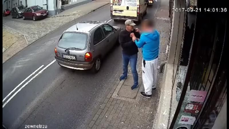 "Миттєва карма": автомобіль збив зловмисника, щойно той спробував втекти з місця злочину
"Миттєва карма": автомобіль збив зловмисника, щойно той спробував втекти з місця злочину