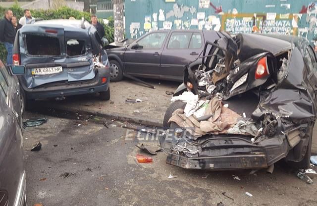 Розтрощені авто та відкриті переломи: в Києві трапилася масштабна ДТП