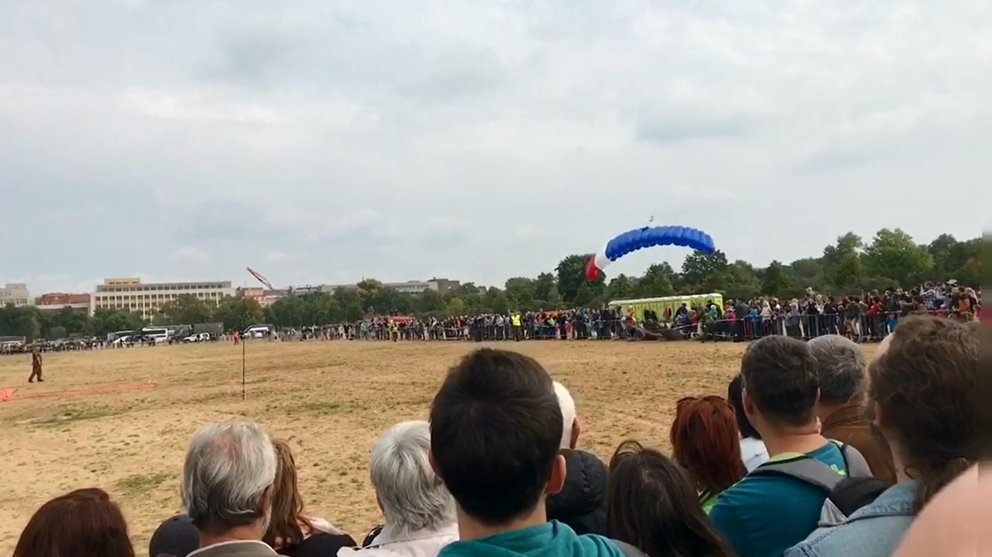 Двоє людей постраждало через падіння парашутиста у натовп в Чехії