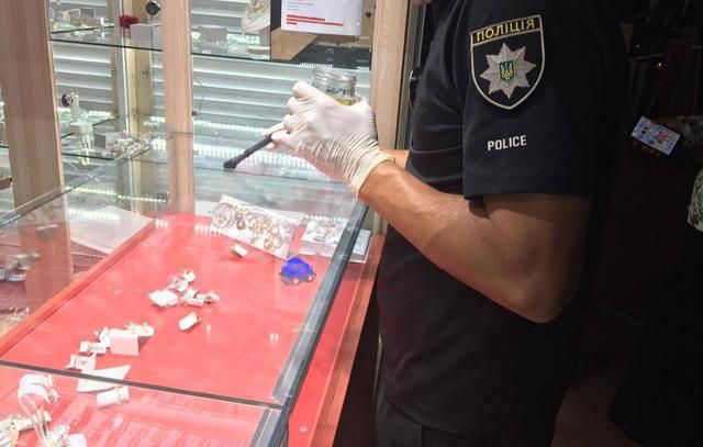 Озброєні розбійники "обчистили" ювелірні кіоски в Херсоні: є фото Озброєні розбійники "обчистили" ювелірні кіоски в Херсоні: є фото
