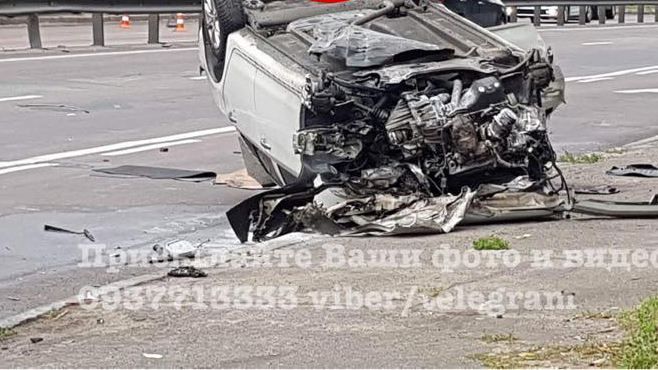 Кривава аварія у Києві: водій не справився з керуванням і влетів у відбійник. Фото