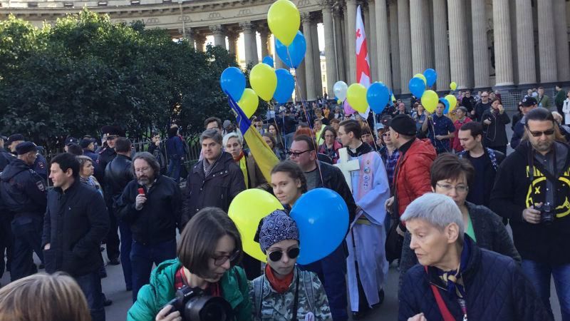Росіяни з синьо-жовтими прапорами протестують проти війни з Україною: промовисті кадри