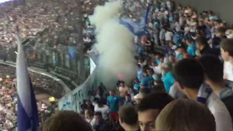 Оце так фаєр-шоу: фанати пітерського "Зеніту" підпалили стадіон Оце так фаєр-шоу: фанати пітерського "Зеніту" підпалили стадіон