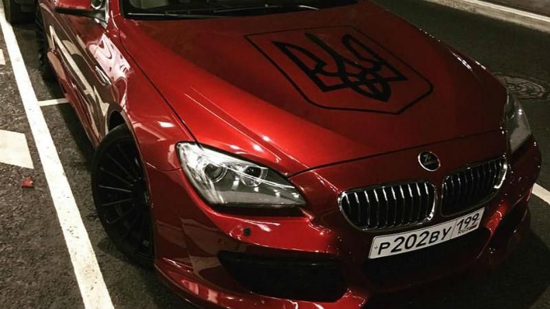 Фотофакт: в центре Москвы заметили элитный спорткар с большим тризубом Фотофакт: в центре Москвы заметили элитный спорткар с большим тризубом