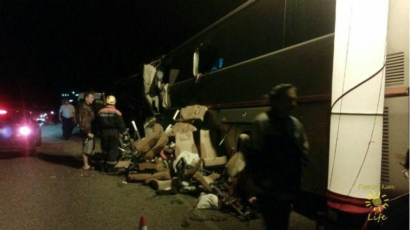 Автобус с паломниками столкнулся с грузовиком в России: очень много погибших