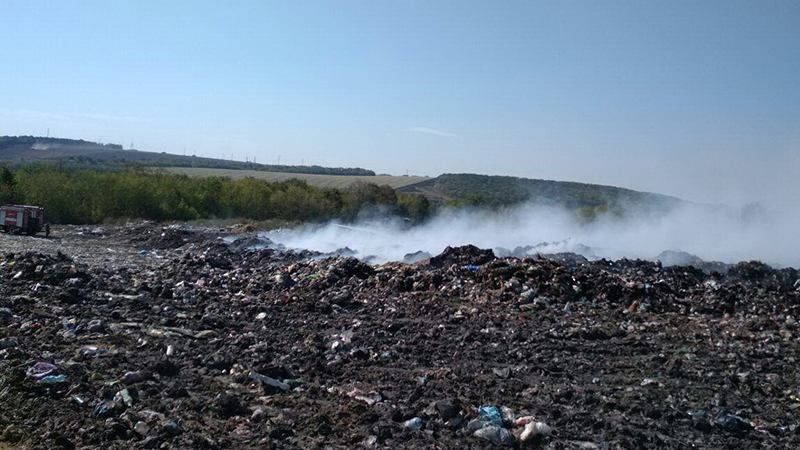 На Харківщині сталася пожежа на сміттєзвалищі