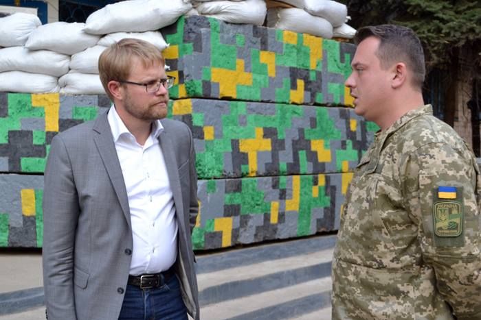 В зону АТО приехал посол Швеции В зону АТО приехал посол Швеции