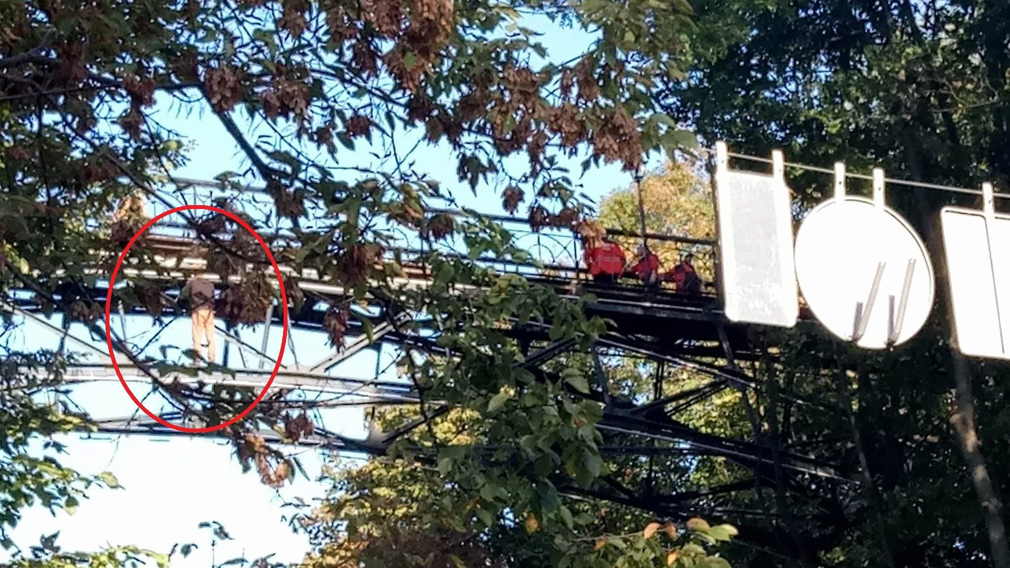 У Києві чоловік погрожує здійснити самогубство на Мосту закоханих (оновлено) У Києві чоловік погрожує здійснити самогубство на Мосту закоханих (оновлено)