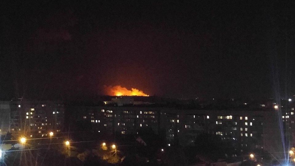 Вибухи в Калинівці: відео як горять склади під Вінницею